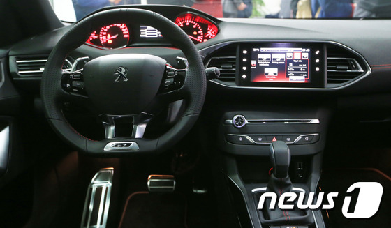 (서울=뉴스1) = 푸조가 22일 오전 서울 강남구 대치전시장에서 고성능 모델 '308 GT'를 선보이고 있다.'308 GT'는 EAT6 6단 자동변속기와 PSA 그룹의 2.0 블 …