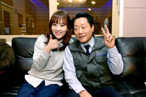 본문 이미지 - 가수 장윤정과 '칠순택시' 서병순씨가 듀엣으로 부른 '초혼'이 음원 발매된댜. ⓒ News1star / SBS