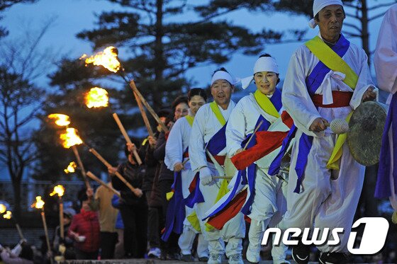 본문 이미지 - 신종 코로나 확산을 우려해 강원도내 상당수 지자체에선 정월대보름 행사를 취소했다. 강원 강릉시 남대천 둔치에서 펼쳐진 정월대보름 행사. 2016.2.22/뉴스1 ⓒ News1 서근영 기자