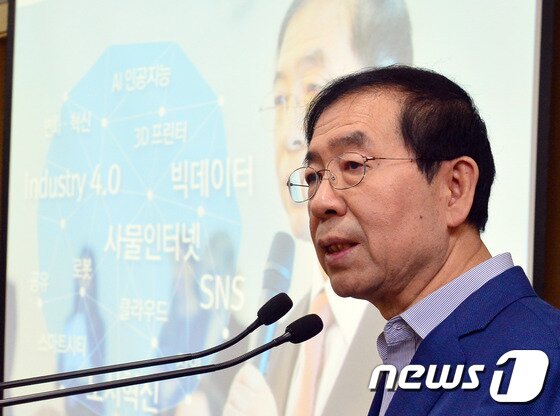 본문 이미지 - 박원순 서울시장이 23일 오전 서울시청 브리핑룸에서 '2020년 글로벌 디지털 수도 4대 전략'을 발표하고 있다. 2016.2.23/뉴스1 ⓒ News1 최현규 기자