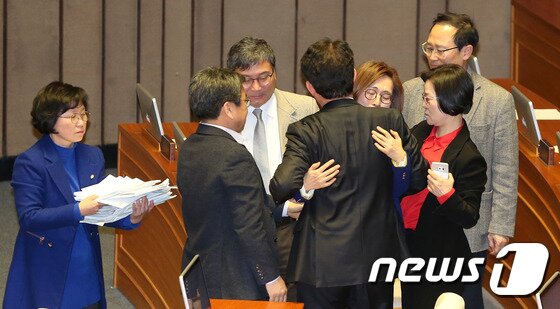 본문 이미지 - 은수미 더불어민주당 의원이 24일 국회 본회의장에서 테러방지법의 본회의 의결을 막기 위한 필리버스터(무제한 토론을 통한 합법적 의사진행방해)를 마친 뒤 의원들과 포옹하고 있다. 이날 은수미 의원은 10시간 18분 발언으로 국회의 '무제한 토론'(필리버스터) 국내 최장 기록을 경신했다. 2016.2.24/뉴스1 ⓒ News1 박지혜 기자