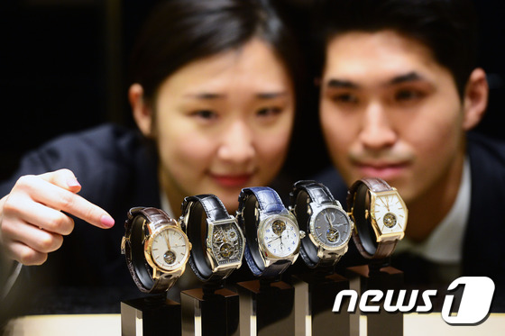 (서울=뉴스1) 임세영 기자 = 해외 명품 시계 브랜드 바쉐론 콘스탄틴이 24일 오전 서울 송파구 롯데월드몰 에비뉴엘 '바쉐론 콘스탄틴' 매장에서 '투르비용' 시계 컬렉션을 국내 …