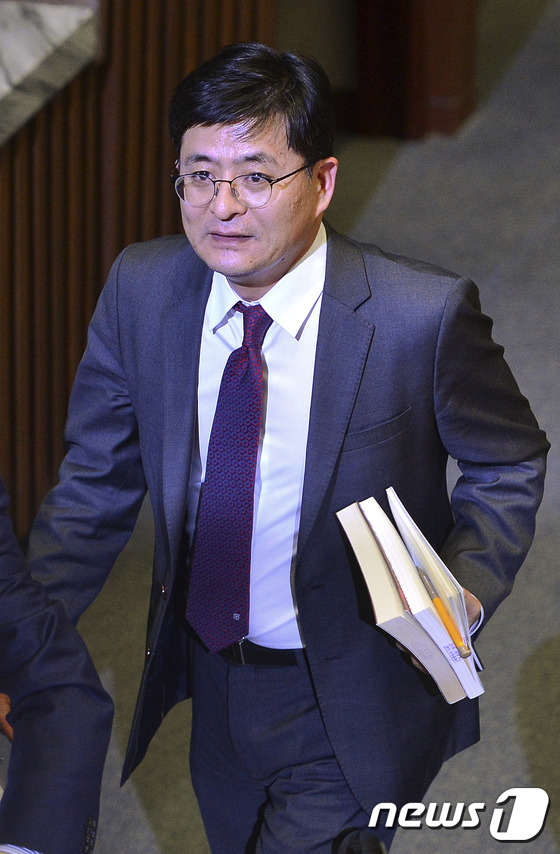 (서울=뉴스1) 신웅수 기자 = 박원석 정의당 의원이 24일 오후 국회 본회의장에서 테러방지법의 본회의 의결을 막기 위한 필리버스터(무제한 토론을 통한 합법적 의사진행 방해)를 마 …