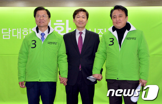 (서울=뉴스1) 임경호 기자 = 천정배 국민의당 공동대표와 고원 전 서울과학기술대 기금교수, 김영환 인재영입위원장 겸 공동선대위원장이 25일 오전 서울 마포 국민의당 당사에서 고원 …