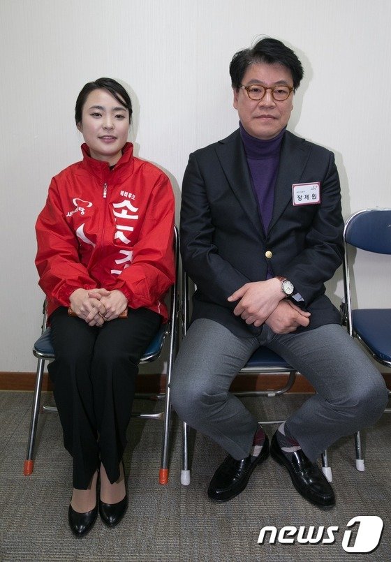 본문 이미지 - 25일 오전 서울 여의도 새누리당사에서 열린 20대 총선 공천 신청자 면접심사에 참석한 손수조(왼쪽), 장제원 부산 사상구 예비후보가 면접을 기다리고 있다. 2016.2.25/뉴스1 ⓒ News1 박지혜 기자