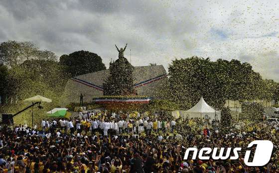 (마닐라 AFP=뉴스1) 최종일 기자 = 25일(현지시간) 필리핀 마닐라에서 '피플 파워' 혁명 30주년을 기념하기 위해 모인 사람들 위로 색종이가 뿌려지고 있다. '피플 파워' …