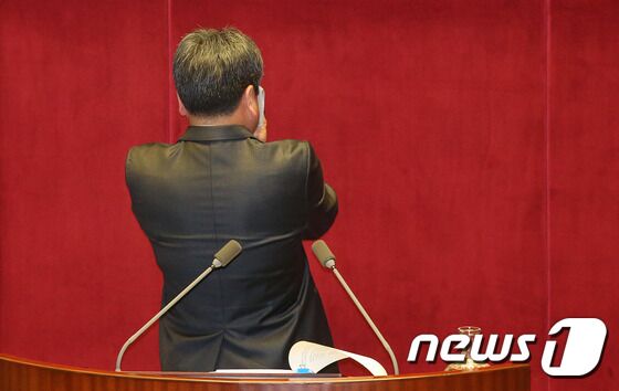 강기정 더불어민주당 의원이 25일 서울 여의도 국회 본회의장에서 테러방지법 반대 필리버스터(무제한 토론을 통한 합법적 의사진행 방해) 중 뒤돌아서 눈물을 닦고 있다. 2016.2.25/뉴스1 © News1 박지혜 기자