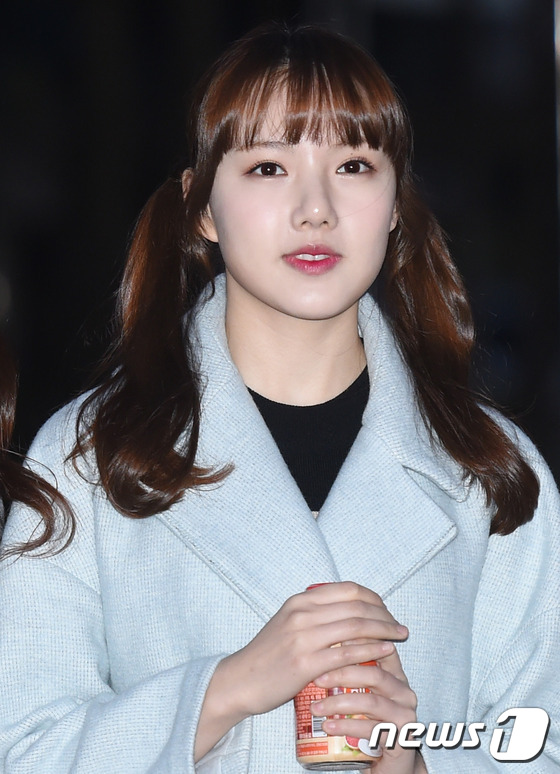 (서울=뉴스1스타) 권현진 기자 = 귀여운 걸~여자친구 예린이 26일 오전 서울 여의도 KBS 신관 공개홀에서 열린 KBS2 '뮤직뱅크'(이하 뮤뱅) 리허설을 하기 위해 방송국으로 …