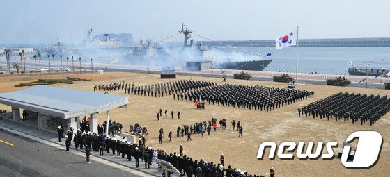 본문 이미지 - 26일 제주 서귀포 제주해군기지 연병장에서 해군기지 준공식이 열리고 있다. 제주민군복합형관광미항이라는 이름으로 준공하는 제주해군기지는 건설착수 10년만에 이날 준공식을 갖는다. 제주 해군기지는 건설 과정에서 일부 주민과 시민단체의 반대로 공사가 지연되는 등 난항을 겪기도 했고 이 갈등을 치유하는 게 여전히 과제로 남아 있다. 2016.2.26/뉴스1 ⓒ News1 이석형 기자