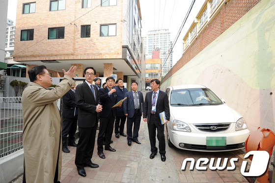 (대구=뉴스1) 이종현 기자 = 이준식 사회부총리 겸 교육부장관(왼쪽 두번째)이 26일 오후 대구 수성구 동천초등학교를 방문해 우동기 대구교육청장으로 부터 학교시설 안전점검을 보고 …