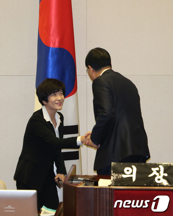 정의화 피로누적... 김영주 의원과 의장석 교대