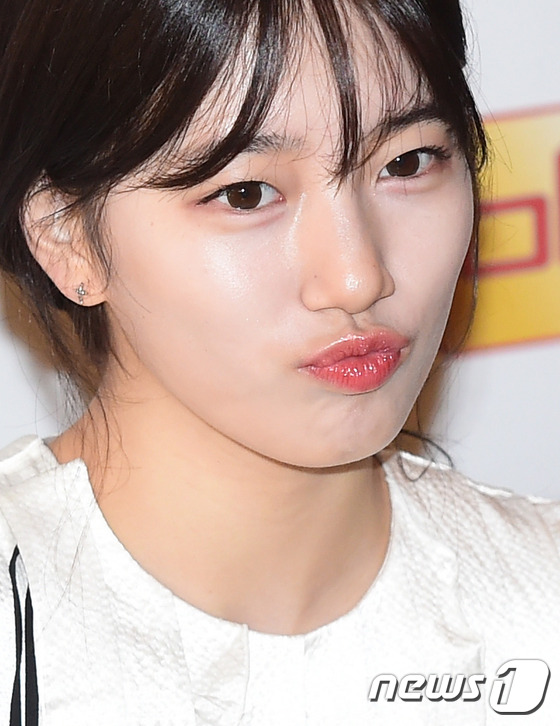 (서울=뉴스1스타) 권현진 기자 = 미쓰에이 수지가 27일 오전 서울 종로구 BBQ 종로관철점에서 열린 치도락 출시기념 사인회에 참석해 포즈를 취하고 있다.