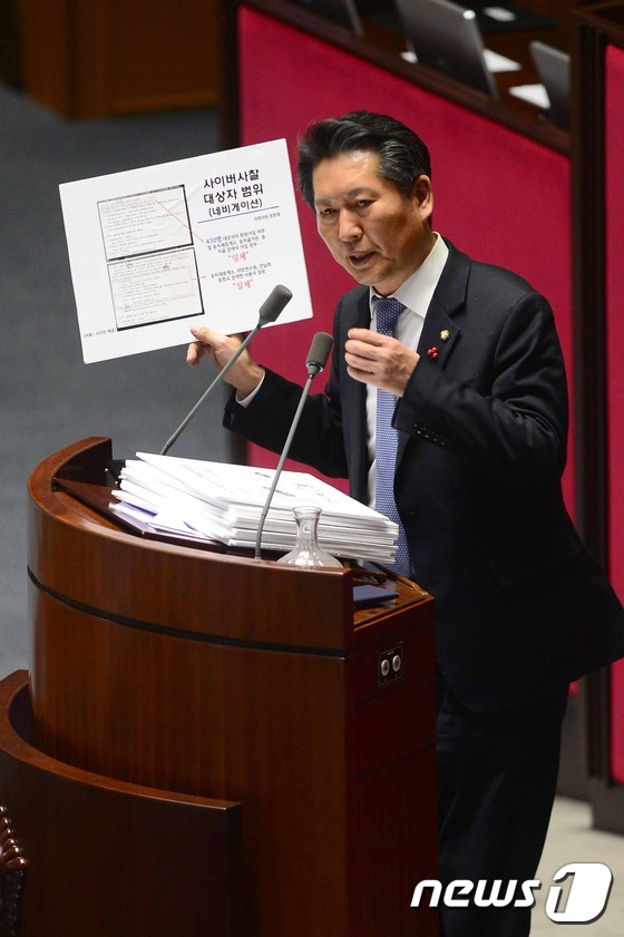 (서울=뉴스1) 신웅수 기자 = 정청래 더불어민주당 의원이 27일 국회 본회의장에서 테러방지법 저지를 위한 필리버스터(무제한 토론을 통한 합법적 의사진행 방해)를 하고 있다. 정 …