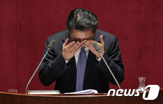 (서울=뉴스1) 신웅수 기자 = 정청래 더불어민주당 의원이 27일 국회 본회의장에서 테러방지법 저지를 위한 필리버스터(무제한 토론을 통한 합법적 의사진행 방해) 도중 1980년대에 …