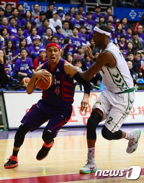 (고양=뉴스1) 민경석 기자 = 28일 오후 경기 고양체육관에서 열린 '2015-2016 프로농구 플레이오프' 원주 동부와 고양 오리온의 경기에서 오리온 문태종이 골밑돌파를 시도하 …