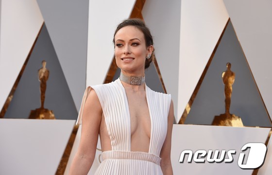 (할리우드 AFP=뉴스1) 우동명 기자 = 배우 올리비아 와일드가  28일 (현지시간) 캘리포니아 할리우드에서 열린 제88회 아카데미 시상식의 레드카펫에서 포즈를 취하고 있다.ⓒ …