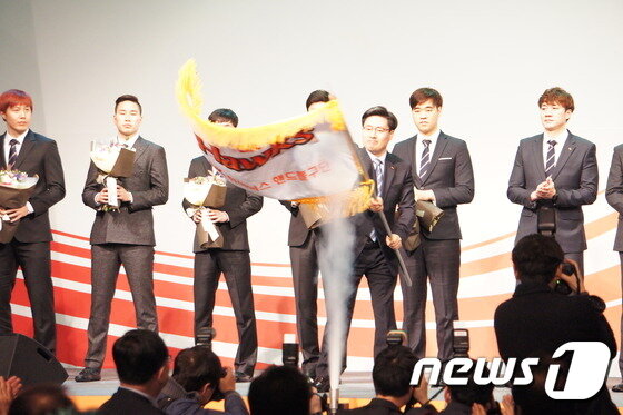 본문 이미지 - 29일 청주시 ‘더빈컨센션’에서 열린 남자실업 핸드볼팀 ‘SK호크스’ 창단식에서 단장인 장종태 상무가 단기를 흔들고 있다. 2016.2.29./뉴스1 ⓒ News1 남궁형진 기자