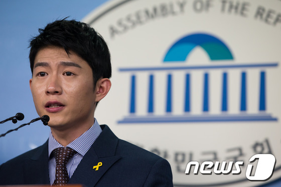 (서울=뉴스1) 유승관 기자 = 더불어민주당 '인재영입 16호' 오창석씨가 29일 서울 여의도 국회 정론관에서 조경태 새누리당 의원 지역구인 부산 사하을 출마선언을 하고 있다. 2 …