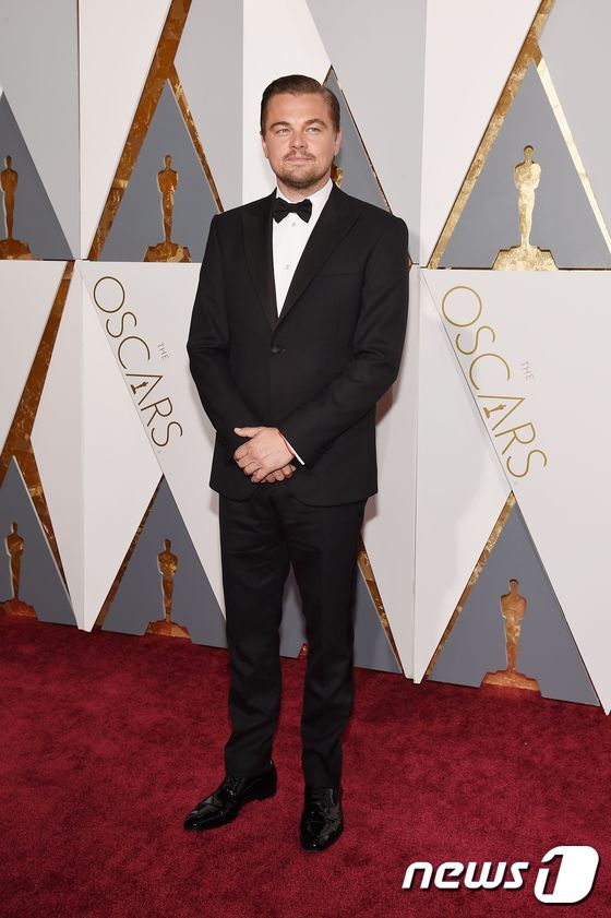 (할리우드 AFP=뉴스1) 최종일 기자 = 배우 레오나르도 디카프리오가 28일(현지시간) 캘리포니아 할리우드에 있는 할리우드 앤드 하이랜드 센터에서 열린 제 88회 아카데미 시상식 …