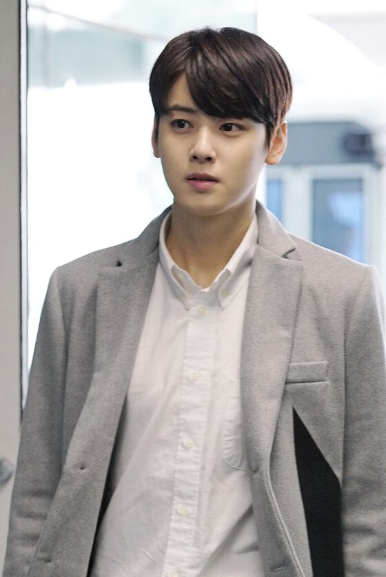 본문 이미지 - 신인 아이돌 그룹 아스트로의 멤버 차은우를 향한 대륙의 러브콜이 심상치 않다.ⓒ News1star / 판타지오 뮤직