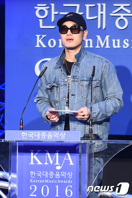 (서울=뉴스1스타) 고아라 기자 = 비프리가 29일 오후 서울 구로아트밸리 예술극장에서 열린 ‘제13회 한국대중음악상(2016 KMA)’ 시상식에서 시상자로 '최우수 랩&힙합 노래 …