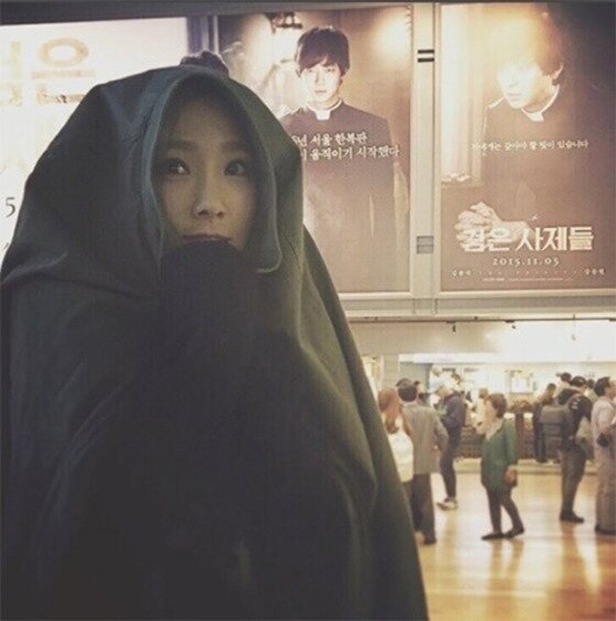 본문 이미지 - 태연이 배우 강동원이 출연한 영화 '검은 사제들' 관람 인증샷을 공개했다.ⓒ News1star/ 태연 인스타그램