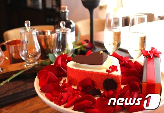 본문 이미지 - 파크 하얏트 부산의 레스토랑과 라운지는 발렌타인데이를 맞아 로맨틱 프로모션 메뉴를 선보인다. (파크 하얏트 부산 제공) ⓒ News1