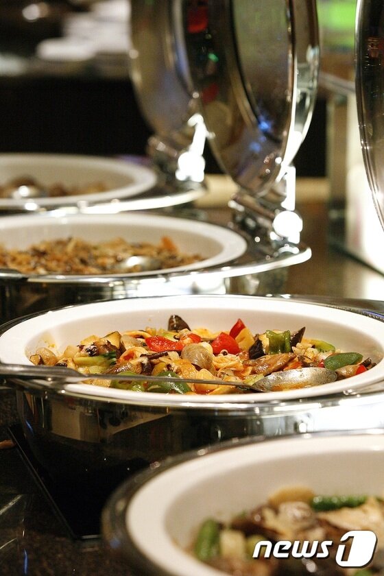 본문 이미지 - 롯데호텔부산 뷔페 라세느는 설을 맞아 설 당일인 2월 8일 라세느 이용 고객들을 대상으로 ‘설 맞이 가족 놀이 마당’을 펼친다.(롯데호텔부산 제공) ⓒ News1