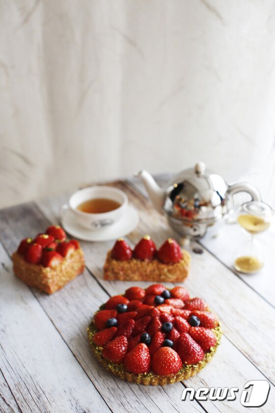 본문 이미지 - 운대그랜드호텔 1층에 위치한 로비라운지 라운드에서 2월부터 3월까지 생딸기를 이용한 스트로베리 페스티벌 프로모션을 개최한다. (해운대 그랜드호텔 제공) ⓒ News1