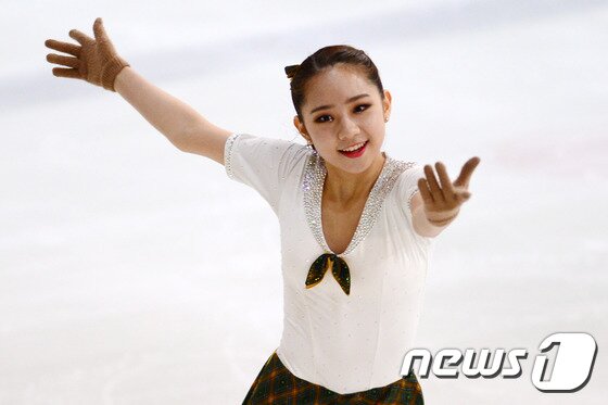 본문 이미지 - 최다빈(16, 수리고)이 3일 오후 경기도 성남시 탄천종합운동장 빙상장에서 열린 제97회 전국동계체육대회 피겨스케이팅 여자 싱글 고등부 쇼트 프로그램에서 화려한 연기를 펼치고 있다.2016.2.3/뉴스1 ⓒ News1 이광호 기자
