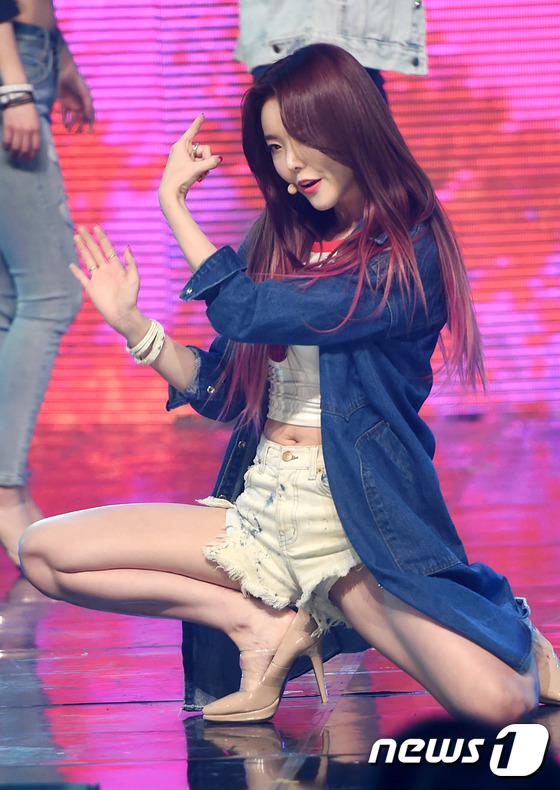 (일산=뉴스1스타) 권현진 기자 = 내가 좀 섹시하지?달샤벳 세리가 3일 오후 경기도 일산 MBC 드림센터에서 열린 MBC뮤직 '쇼챔피언‘(이하 쇼챔)에서 화려한 공연을 펼치고 있 …