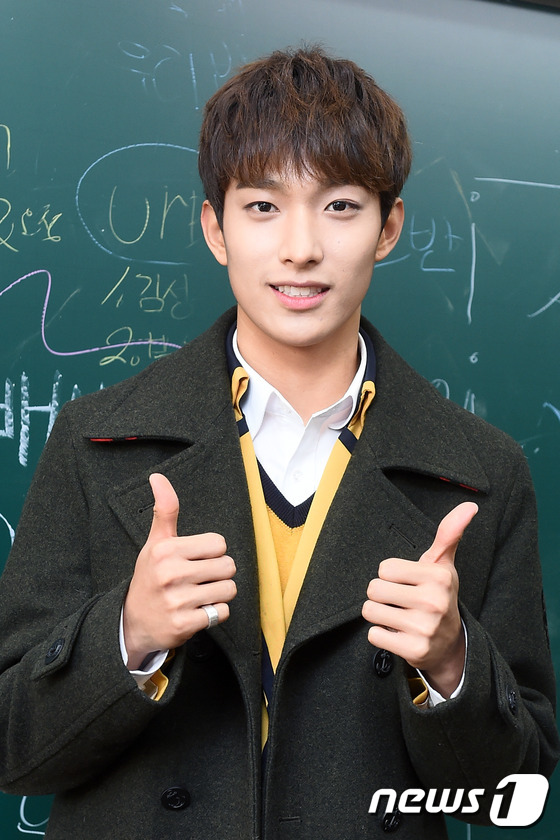 (서울=뉴스1스타) 고아라 기자 = 세븐틴 도겸이 4일 오전 서울 구로구 궁동 서울공연예술고등학교 졸업식에 참석해 포즈를 취하고 있다.이날 졸업식에는 여자친구 은하-유주, 오마이걸 …