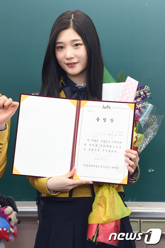 (서울=뉴스1스타) 고아라 기자 = 다이아 정채연이 4일 오전 서울 구로구 궁동 서울공연예술고등학교 졸업식에 참석해 포즈를 취하고 있다.이날 졸업식에는 여자친구 은하-유주, 오마이 …