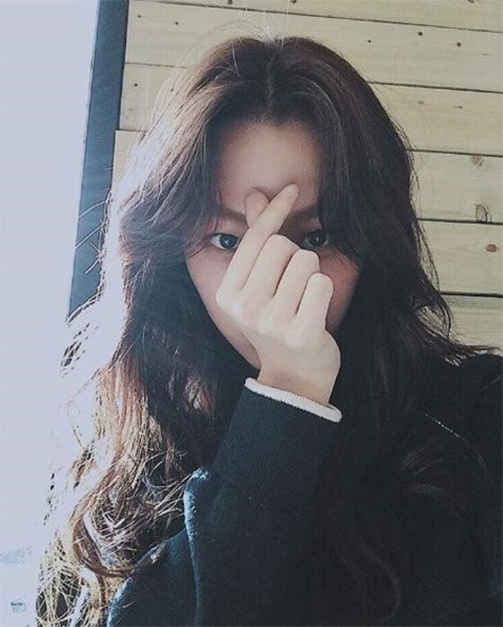 본문 이미지 - '치즈 인 더 트랩' 윤지원이 손가락 하트 셀카를 공개했다.ⓒ News1star/ 윤지원 인스타그램