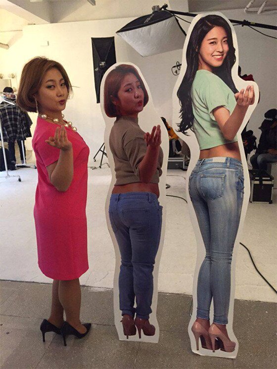 본문 이미지 - 박나래가 AOA 설현 광고 입간판을 패러디해 웃음을 안겼다.ⓒ News1star/ tvN 'SNL 코리아' 페이스북