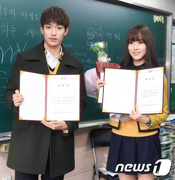 (서울=뉴스1스타) 고아라 기자 = 세븐틴 도겸, 여자친구 유주(오른쪽)가 4일 오전 서울 구로구 궁동 서울공연예술고등학교 졸업식에 참석해 포즈를 취하고 있다.이날 졸업식에는 여자 …