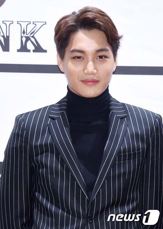 본문 이미지 - 연기자 변신 많이 사랑해 주세요! 엑소 카이가 4일 오후 서울 건대 롯데시네마에서 열린 웹드라마 ‘초코뱅크’ 제작발표회에 참석해 포즈를 취하고 있다. ‘초코뱅크’는 금융에 관해 해박한 지식을 가진 주인공 은행(엑소 카이 분)이 상대역 초코(박은빈 분)와 창업을 준비하는 과정에서 아옹다옹하며 새로운 금융서비스를 쉽고 재미있게 풀어낸 작품이다. ⓒ News1star/권현진 기자