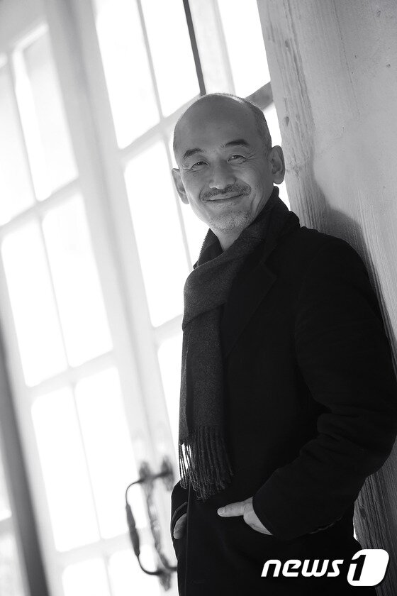 본문 이미지 - 이준익 감독이 최근 서울 종로구 삼청동의 한 카페에서 진행된 영화 '동주' 인터뷰에서 작품에 주관성을 반영하지 않으려 했다고 털어놨다. ⓒ News1star / 고아라 기자