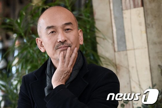 본문 이미지 - 이준익 감독이 최근 서울 종로구 삼청동의 한 카페에서 진행된 영화 '동주' 인터뷰에서 작품을 구상하기 시작한 시점에 대해 이야기했다. ⓒ News1star / 고아라 기자