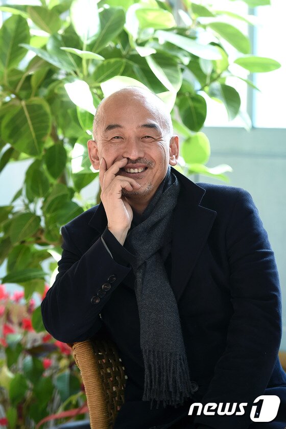 본문 이미지 - 이준익 감독이 최근 서울 종로구 삼청동의 한 카페에서 진행된 영화 '동주' 인터뷰에서 역사에 대한 애정을 드러냈다. ⓒ News1star / 고아라 기자