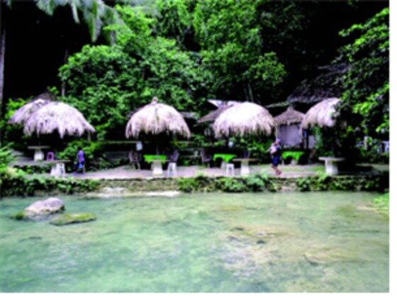 본문 이미지 - 바디안(Badian)에 위치한 카와산 폭포(Kawasan water falls)는 육지 관광 명소로 유명하다. ⓒ News1star