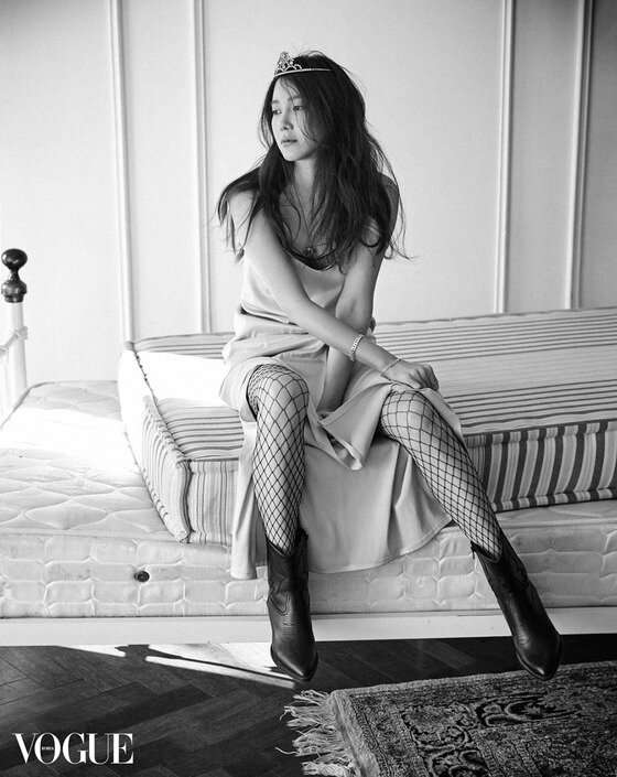 본문 이미지 - 이지아가 영화 속 모습과는 상반된 화보를 공개했다. ⓒ News1star/ 보그