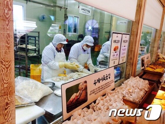 본문 이미지 - 부산 영도구에 위치한 삼진어묵 본점에서 어묵을 제조하고 있다. 2016..2.5 ⓒ News1 박기범 기자