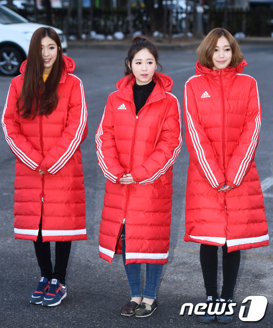 (서울=뉴스1스타) 고아라 기자 = 써스포가 5일 오전 서울 여의도 KBS 신관 공개홀에서 열린 KBS2 '뮤직뱅크'(이하 뮤뱅) 리허설을 하기 위해 방송국으로 들어서 포즈를 취하 …