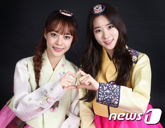 본문 이미지 - 멜로디데이 유민과 차희가 손하트를 만들고 있다. ⓒ News1star 고아라 기자