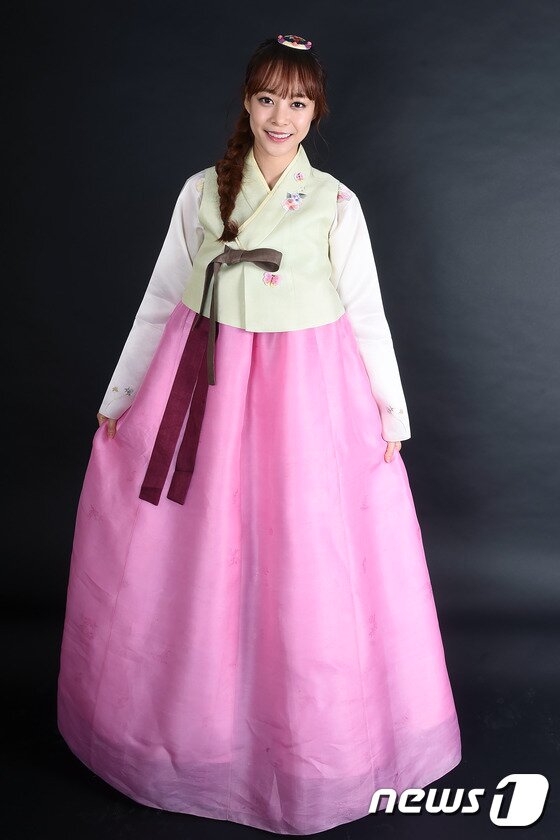 본문 이미지 - 멜로디데이 유민이 고운 분홍 한복 자태를 과시했다. ⓒ News1star 고아라 기자