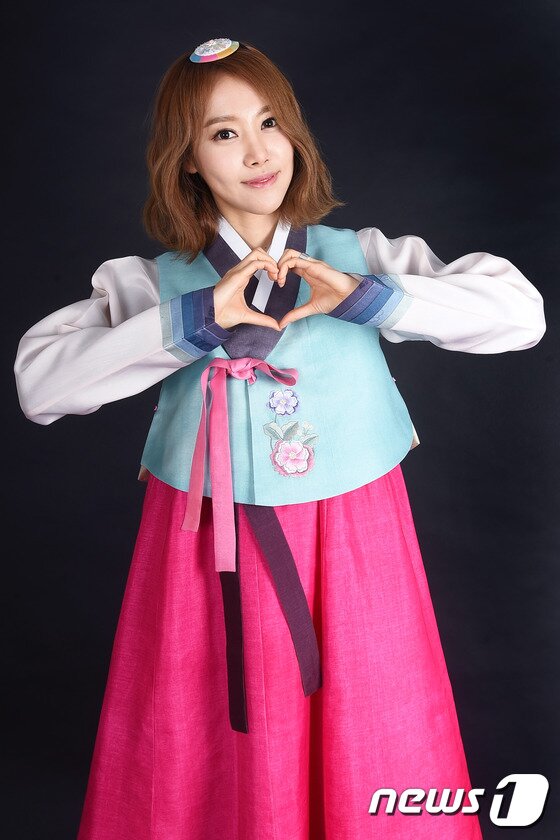 본문 이미지 - 멜로디데이 여은이 뉴스1스타와 한복 인터뷰에서 포즈를 취하고 있다. ⓒ News1star 고아라 기자
