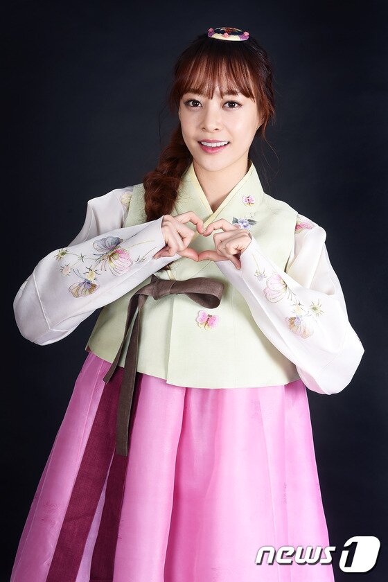 본문 이미지 - 멜로디데이 유민이 한복을 입고 환한 미소를 짓고 있다. ⓒ News1star 고아라 기자