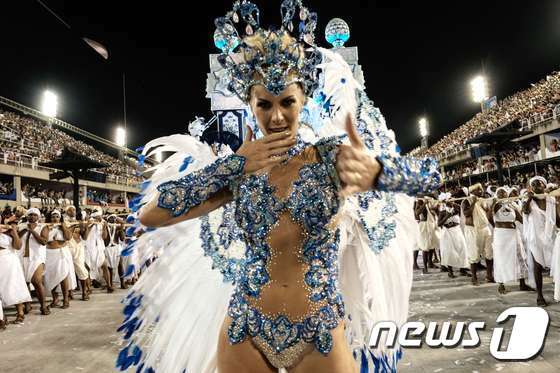 본문 이미지 - 8일(현지시간) 브라질 리우데자네이루에 있는 삼바드롬에서 카니발 퍼레이드 첫날 밤 행사가 진행된 가운데 삼바스쿨 소속의 참가자들이 퍼포먼스를 선보이고 있다.ⓒ AFP=뉴스1 ⓒ News1 손미혜 기자