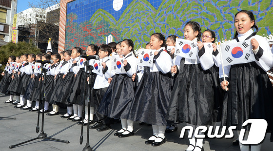 (서울=뉴스1) 허경 기자 = 제97주년 3·1절인 1일 서울 종로구 남인사마당에서 열린 3·1절 만세의날 거리축제에서 역사어린이 합창단원들이 태극기를 들고 기념노래를 부르고 있다 …